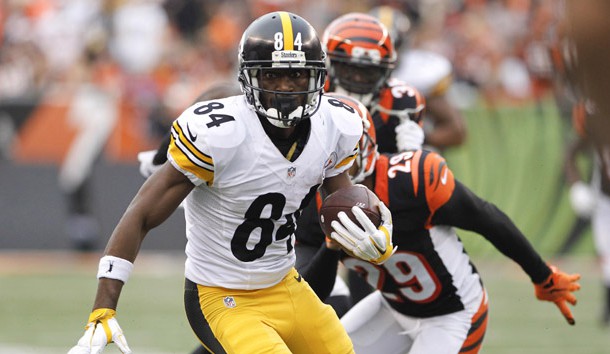 Dec 13, 2015; Cincinnati, OH, USA; Pittsburgh Steelers wide reciever Antonio Brown (84) runs the ball against Cincinnati Bengals cornerback Leon Hall (29) in the second half at Paul Brown Stadium. The Steelers won 33-20. Mandatory Credit: Mark Zerof-USA TODAY Sports