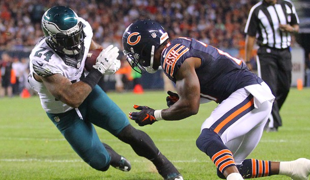 Sep 19, 2016; Chicago, IL, USA; Philadelphia Eagles running back Ryan Mathews (24) scores a touchdown in front of Chicago Bears cornerback Tracy Porter (21) during the second half at Soldier Field. Philadelphia won 29-14. Photo Credit: Dennis Wierzbicki-USA TODAY Sports