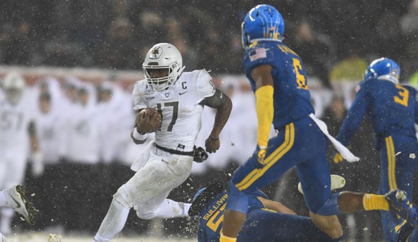 Dec 9, 2017; Philadelphia, PA, USA; Army Black Knights quarterback Ahmad Bradshaw (17) carries the ball against the Navy Midshipmen in the third quarter of the 118th Army Navy game at Lincoln Financial Field. Photo Credit: James Lang-USA TODAY Sports