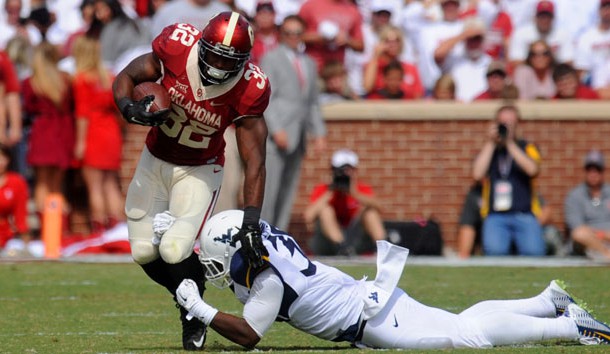 Oct 3, 2015; Norman, OK, USA; Oklahoma Sooners running back Samaje Perine (32) carries the ball against the West Virginia Mountaineers in the fourth quarter at Gaylord Family - Oklahoma Memorial Stadium. Mandatory Credit: Mark D. Smith-USA TODAY Sports