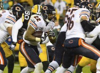 Bears stay hot, beat Pack as Favre's No. 4 retired