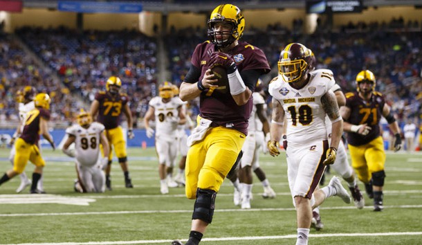 Dec 28, 2015; Detroit, MI, USA; Minnesota Golden Gophers quarterback Mitch Leidner (7) rushes for a touchdown in the fourth quarter against the Central Michigan Chippewas at Ford Field. Minnesota won 21-14. Mandatory Credit: Rick Osentoski-USA TODAY Sports