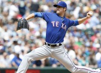 Hamels pitches Rangers past Mariners