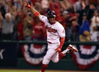 Indians ride homers, 'pen to Game 1 win over Sox