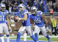Stafford fights through finger injury for Lions