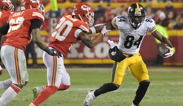 Jan 15, 2017; Kansas City, MO, USA; Pittsburgh Steelers wide receiver Antonio Brown (84) runs the ball as Kansas City Chiefs cornerback Steven Nelson (20) defends during the second quarter in the AFC Divisional playoff game at Arrowhead Stadium. Photo Credit: Kirby Lee-USA TODAY Sports