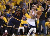 Curry, Durant help Warriors rout Cavs in Game 1