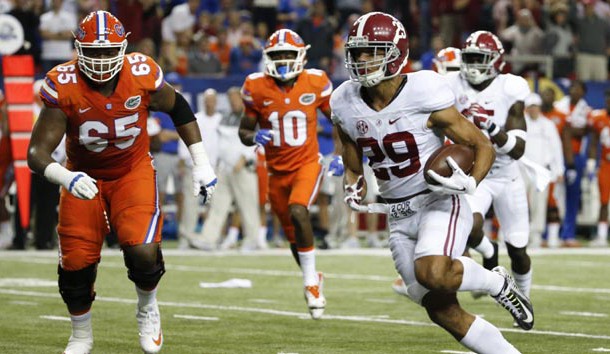 3 Desember 2016; Atlanta, GA, AS; Bek belakang Alabama Crimson Tide Minkah Fitzpatrick (29) menjalankan bola untuk touchdown selama kuartal pertama pertandingan sepak bola perguruan tinggi SEC Championship melawan Florida Gators di Georgia Dome. Kredit Foto: Jason Getz-USA TODAY Sports