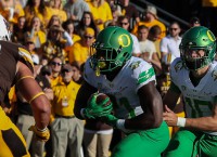 Oregon routs Wyoming to stay unbeaten