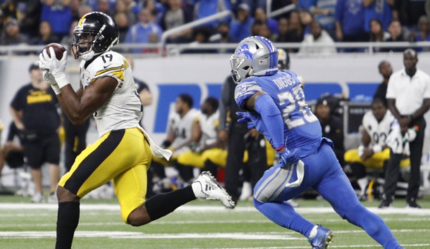 Oct 29, 2017; Detroit, MI, USA; Pittsburgh Steelers wide receiver JuJu Smith-Schuster (19) makes a catch against Detroit Lions cornerback Quandre Diggs (28) for a 97 yard touchdown reception from quarterback Ben Roethlisberger (not pictured) during the third quarter at Ford Field. Photo Credit: Raj Mehta-USA TODAY Sports