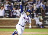 Mets 3B J.D. Davis lands on IL with bruised hand