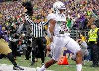 Fourth-quarter TD pass rallies Ducks past Huskies