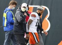 Browns lose WR Beckham to knee injury