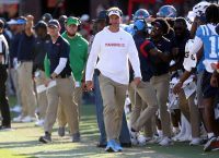 Lane Kiffin agrees to contract to remain at Ole Miss